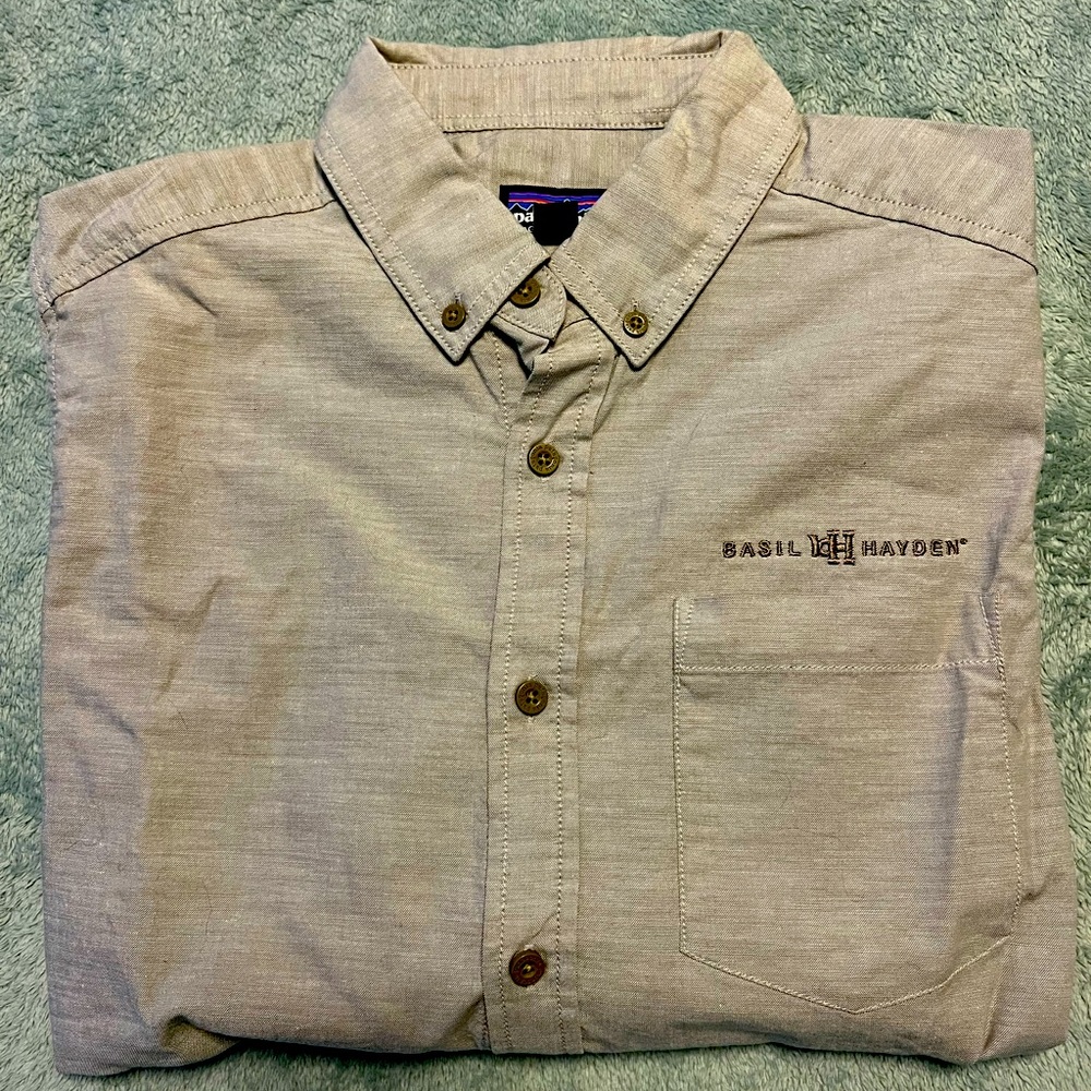 Patagonia Swag Basil Hayden Bourbon Embroidered Beige Button Down Size Small New